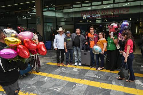 Pasajeros son recibidos con globos por sus familiares. (Foto: Wilder L&oacute;pez/Soy502)
