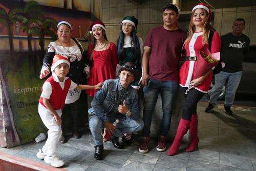 Algunas personas optan por usar tem&aacute;ticas navide&ntilde;as para recibir a sus seres queridos. (Foto: Wilder L&oacute;pez/Soy502)