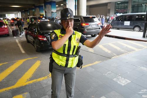 Agentes de Provial y Emetra colaboran con el tr&aacute;nsito en el interior de las instalaciones. (Foto: Wilder L&oacute;pez/Soy502)