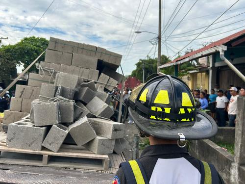 Los fallecidos quedaron atrapados en el veh&iacute;culo. (Foto: CBV)