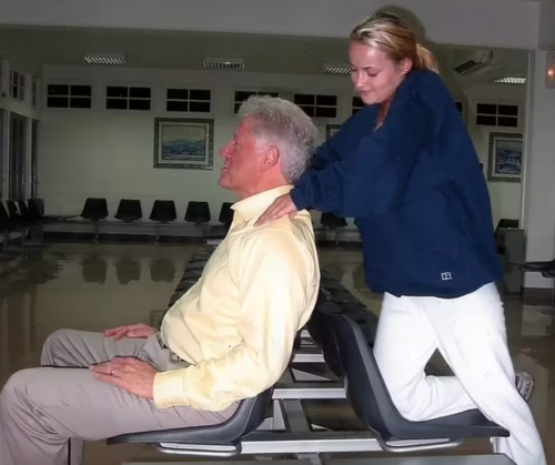 Bill Clinton siendo masajeado por Chauntae Davies, una de las v&iacute;ctimas de Epstein. (Foto: MEGA)