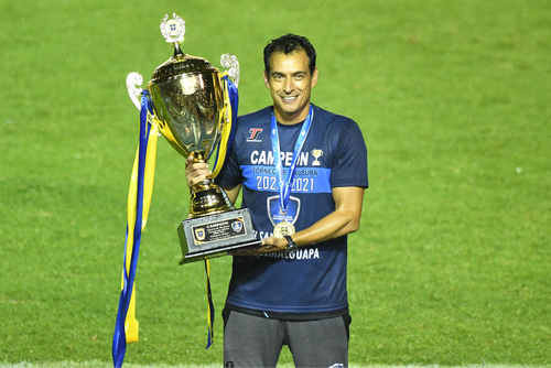 Acevedo logr&oacute; ser campe&oacute;n con Santa en su primer desaf&iacute;o como entrenador en la Liga Nacional.