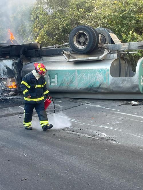 Bomberos Voluntarios de Cuilapa se presentaron al lugar. (Foto: ASONBOMD)