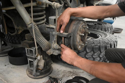 Se debe revisar que no haya fuga de l&iacute;quido de frenos o aceite. (Foto: Jos&eacute; Garc&iacute;a/Colaborador)