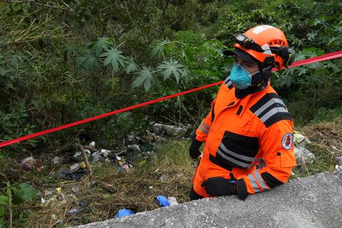 B&uacute;squeda de cad&aacute;veres en la ruta que conduce a Santa Luc&iacute;a Los Ocotes, este fin de semana. (Foto: Wilder L&oacute;pez/Soy502)