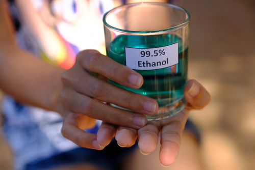 Seg&uacute;n la Asociaci&oacute;n de Combustibles Renovables, la mezcla de etanol con gasolina ya se usa en 70 pa&iacute;ses. (Foto: Canva/Soy502)