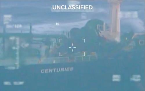 Captura de video de c&oacute;mo Estados Unidos intercept&oacute; un petrolero frente a Venezuela el 20 de diciembre. (Foto: AFP)