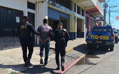 El capturado llevado a la estaci&oacute;n policial. (Foto: PNC)