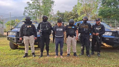 Tras su aprehensi&oacute;n, el capturado fue trasladado por v&iacute;a a&eacute;rea hacia la capital para ser puesto a disposici&oacute;n del juez competente. (Foto: PNC) 