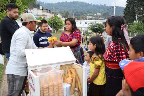 Navidad, Santo Domingo Xenacoj, ni&ntilde;os, juegos, payaso, pi&ntilde;atas, Guatemala, Soy502