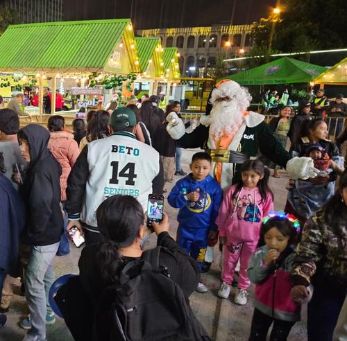 Los m&aacute;s peque&ntilde;os aprovecharon para tomarse fotos con Santa Claus. (Foto: Estuardo Paredes/Nuestro Diario)