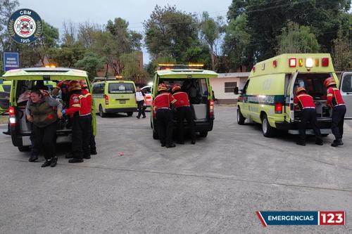 Los Bomberos Municipales trasladaron a cuatro personas heridas hacia el Hospital Roosevelt. (Foto: Bomberos Municipales)