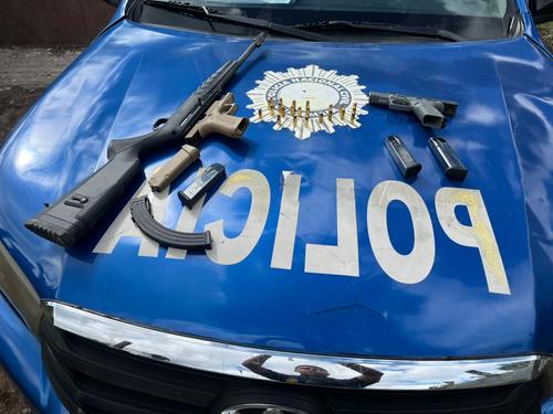 Se le incautaron 3 armas ilegales. (Foto: PNC)