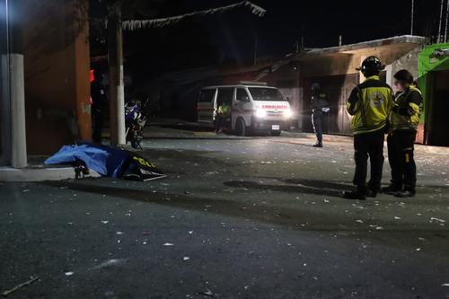 El cuerpo sin vida de Jonathan Castillo Lemus qued&oacute; tirado en la v&iacute;a p&uacute;blica. (Foto: CVB)