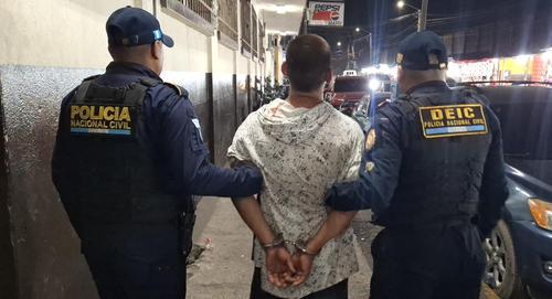 Fue capturado mientras llevaba en un bolsa pl&aacute;stica la osamenta de un cr&aacute;neo. (Foto: PNC)