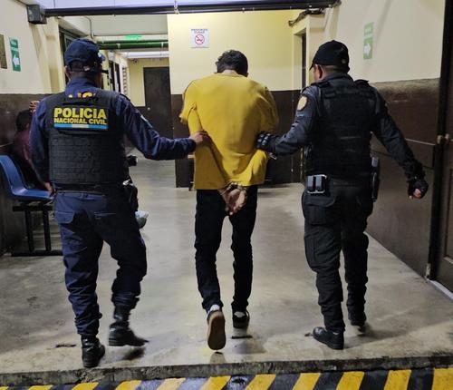 Se realiz&oacute; su captura momentos despu&eacute;s de haber asaltado un local de comida r&aacute;pida. (Foto: PNC)