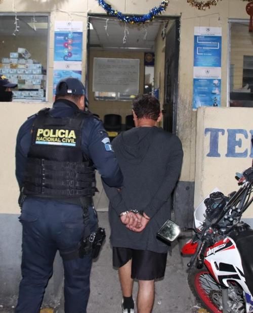 Un hombre fue capturado tras una discusi&oacute;n con otro hombre que termin&oacute; en disparos en una tienda de San Miguel Petapa. (Foto: PNC) 