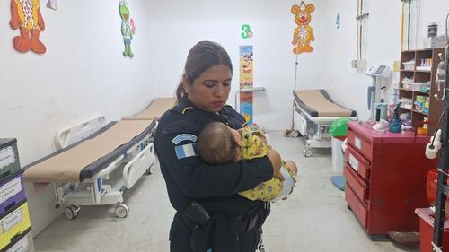Vecinos de Mazatenango alertaron a las autoridades tras encontrar a una beb&eacute; llorando en la v&iacute;a p&uacute;blica. (Foto: PNC) 