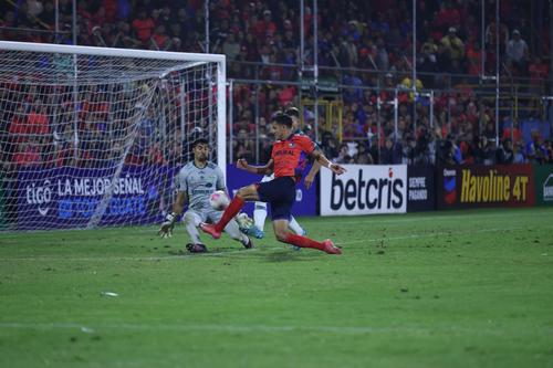 Los rojos generaron m&aacute;s ocasiones de gol, pero se toparon con un s&oacute;lido Luis Mor&aacute;n. (Foto: Juan Mijangos / Nuestro Diario) 