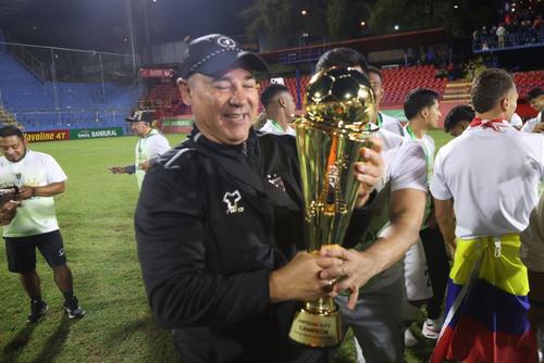El festejo de Tapia en la cancha de El Tr&eacute;bol, donde ha levantado dos copas. (Foto: Juan Mijangos)