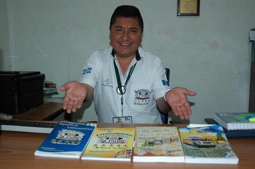 El escritor antig&uuml;e&ntilde;o junto a sus publicaciones, reconocidas por su aporte a la educaci&oacute;n y al intercambio cultural. (Foto: Miguel L&oacute;pez/Colaborador)