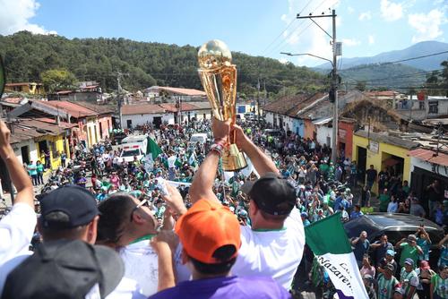 La copa fue ofrecida a los fan&aacute;ticos del conjunto panzaverde mientras se realizaba la caranva. (Foto: Juan Mijangos)