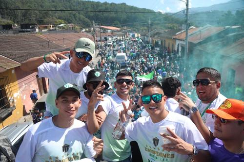 La felicidad de los futbolistas coloniales en la "chiva" de campe&oacute;n. (Foto: Juan Mijangos)