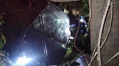 Tras el ataque, el auto cay&oacute; al abismo. (Foto: Nehemias Guti&eacute;rrez/Nuestro Diario)