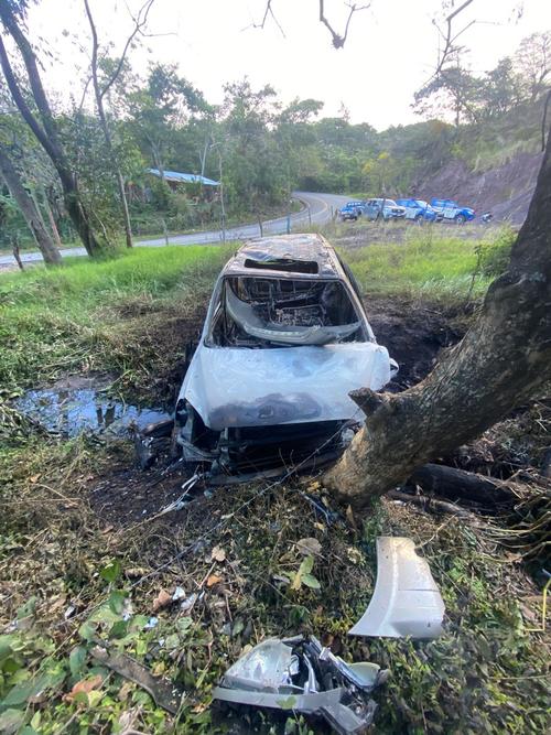 El veh&iacute;culo en el que se transportaba N&uacute;&ntilde;ez Mej&iacute;a qued&oacute; calcinado luego de que chocara contra un &aacute;rbol y se incendiara. (Foto: Carlos Monroy/Colaborador)