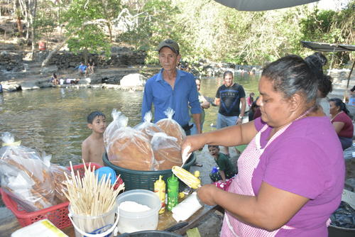 En el lugar ofrecen comida, elotes y otros antojitos. (Foto: Nehem&iacute;as Guti&eacute;rrez /Colaborador)