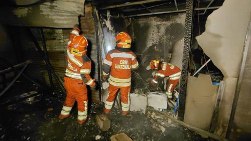 Los bomberos Municipales lograron sofocar las llamas en una vivienda de la zona 16. (Foto: Bomberos Municipales)