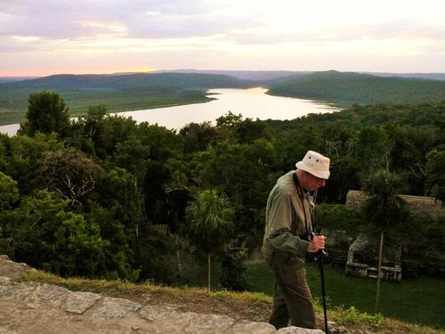 Turistas nacionales y extranjeros se maravillan al ascender a las pir&aacute;mides. (Foto: Archivo)