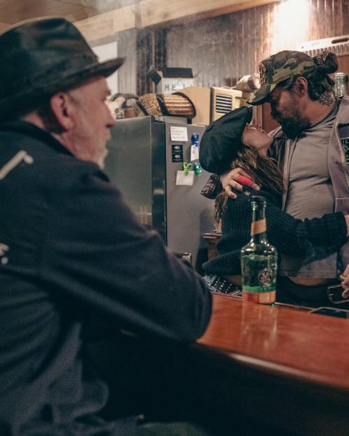 La pareja se dej&oacute; ver m&aacute;s enamorada que nunca en un bar local, compartiendo miradas y abrazos. (Foto: Instagram/Renan Ozturk)
