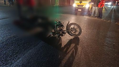 El motorista yac&iacute;a sin vida tras ser arrollado por un conductor. (Foto: PMT Santa Catarina Pinula)