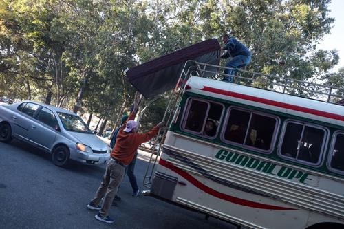 Los pasajeros viajan con varias equipajes para pasar las fiesta de A&ntilde;o Nuevo en sus lugares de origen. (Foto: Oscar Rivas/colaborador)