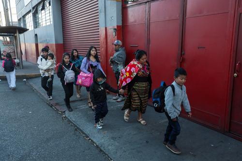 Los pasajeros abordan los buses que van hacia el occidente, en la 41 calle de la zona 8 capitalina. (Foto: Oscar Rivas/colaborador)