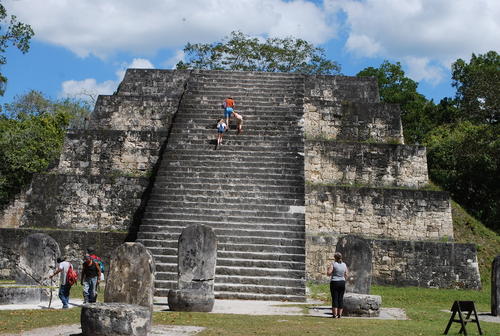 La plaza central del parque arqueol&oacute;gico Tikal es el lugar m&aacute;s frecuentado por turistas locales y extranjeros.  (Foto: Cortes&iacute;a)
