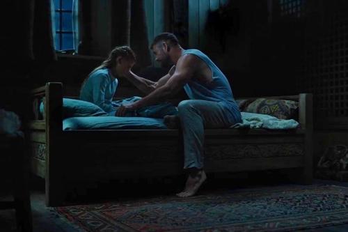Chris Hemsworth comparte pantalla con su hija India Rose en una de las escenas m&aacute;s emotivas del adelanto. (Foto: X)