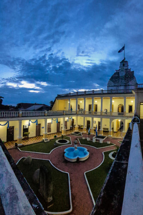 En este edificio funcionan oficinas de dependencias municipales y de Gobernaci&oacute;n Departamental. (Foto: Angel Revolorio//Colaborador)