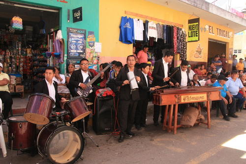 Las calles se llenan de m&uacute;sica durante la fiesta patronal. (Foto: Mario Equit&eacute;/Colaborador)