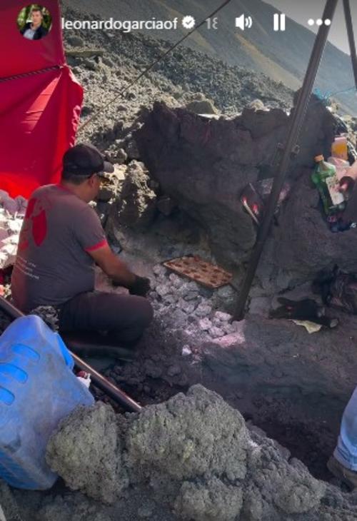 La experiencia incluy&oacute; la famosa pizza cocinada sobre lava solidificada. (Foto: Instagram/Leonardo Garc&iacute;a Vale)