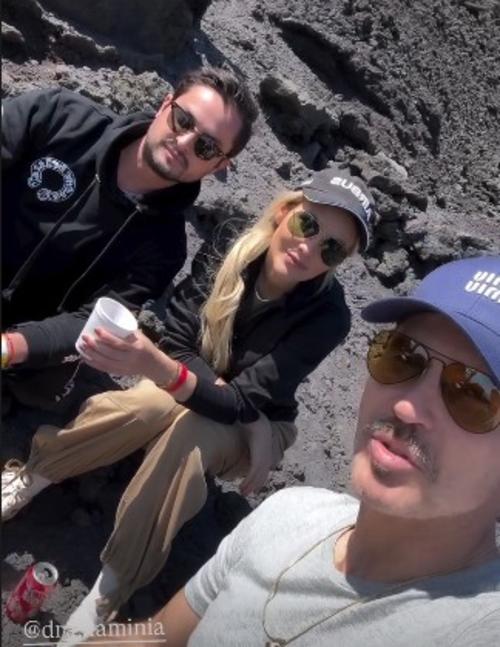Junto a su pareja y su sobrino, Vale disfrut&oacute; del paisaje volc&aacute;nico. (Foto: Instagram/Leonardo Garc&iacute;a Vale)