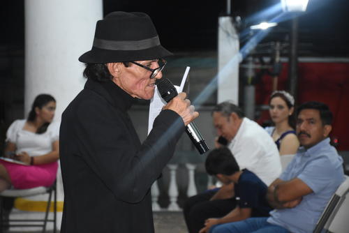 El autor se caracteriza por su estilo al leer sus versos ante el p&uacute;blico. (Foto: Nehem&iacute;as Guti&eacute;rrez/Colaborador)