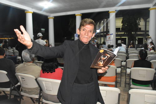 El libro m&aacute;s reciente de Byron Regalado puede adquirirse en la editorial Graficentro. (Foto: Nehem&iacute;as Guti&eacute;rrez/Colaborador)