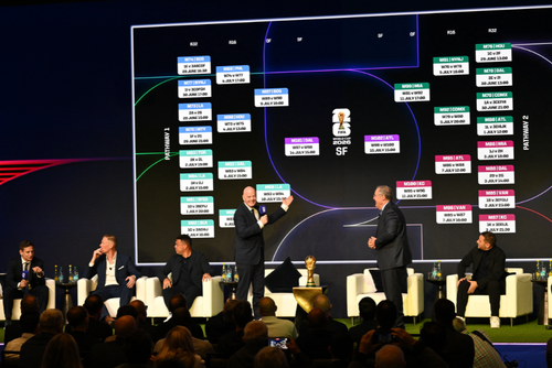 Gianni Infantino, presidente de la FIFA, muestra c&oacute;mo qued&oacute; el calendario de la fase de eliminaci&oacute;n directa del Mundial. (Foto: Archivo)