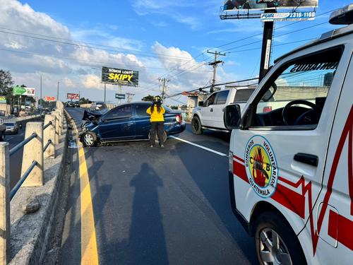 Un accidente de tránsito se registró en el kilómetro 18 de la ruta Interamericana, en donde un vehículo colisionó contra un barandal. (Foto: Bomberos Voluntarios)