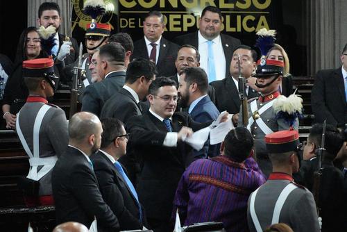 Ar&eacute;valo rest&oacute; importancia al incidente que ocurri&oacute; en el Congreso, protagonizado por los diputados Samuel P&eacute;rez y Bequer Chocooj. (Foto: Wilder L&oacute;pez/Soy502)