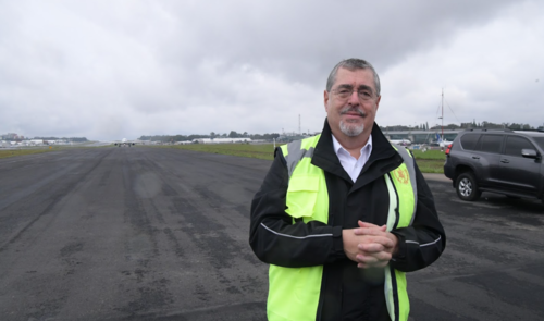 El presidente no descarta la posibilidad de concesionar el funcionamiento del aeropuerto La Aurora a un operador internacional. (Foto: AGN/Soy502)