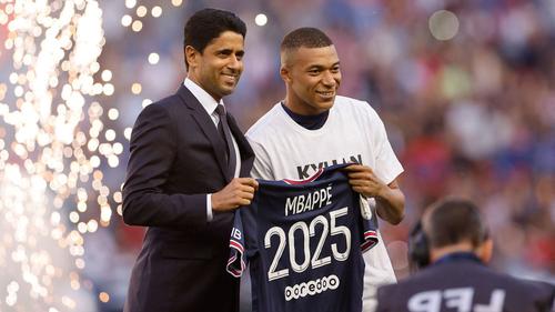 Mbappé quiere que el PSG le pague 55 millones de euros por una prima de renovación. El club no quiere, ya que al final dejó la institución en 2024. (Foto: AFP)