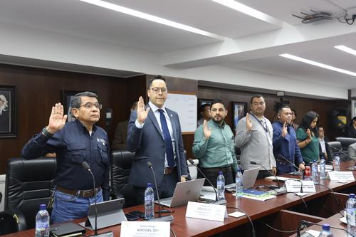 El ministro Miguel Ángel Díaz (primero a la izquierda) y otras autoridades del CIV participaron en la citación hecha por la Comisión de Descentralización y Desarrollo. (Foto: Congreso)